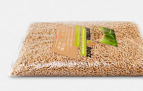 Ein abgepackter Sack mit Holzpellets, der 15 Kilo wiegt. 